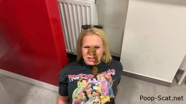 Devil Sophie - Public in the bank! He shits me in the face - Enjoying When I Shit, Evacuate To Take A Shit, Novice In Scat